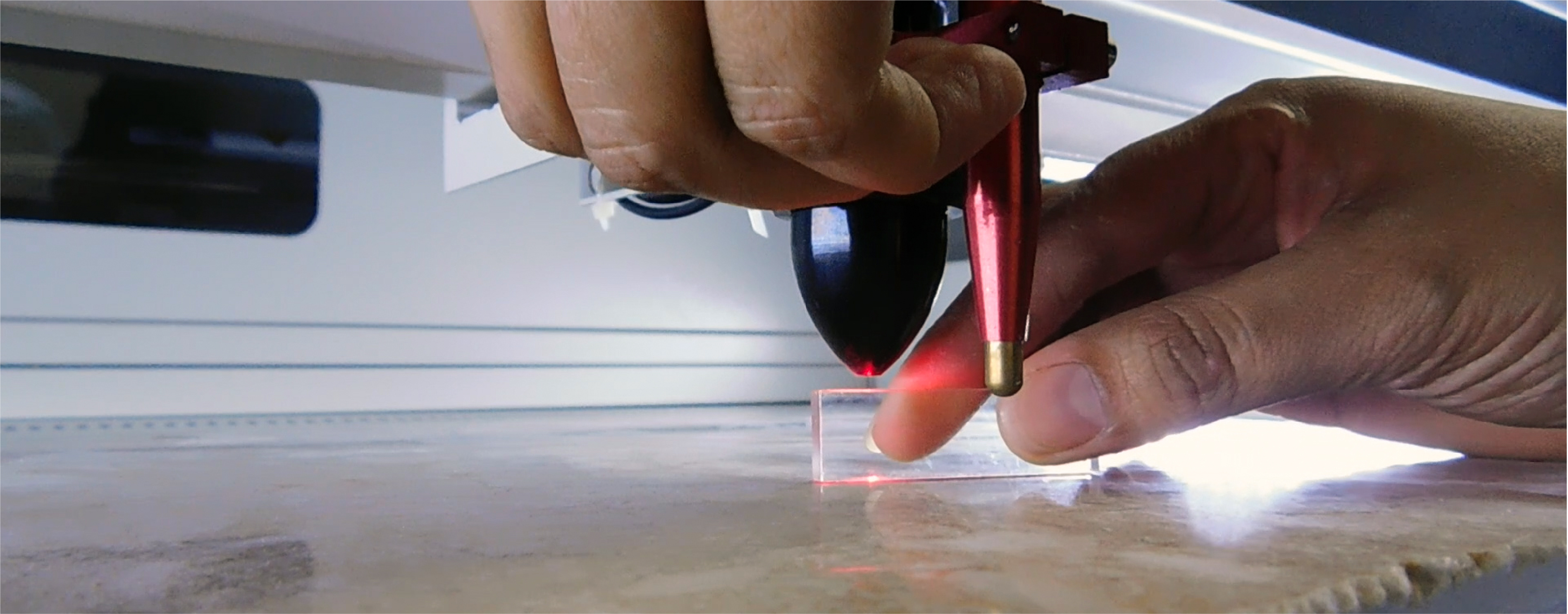 ¿CÓMO PUEDO SABER LA DISTANCIA FOCAL DE MI LENTE LÁSER CO₂?