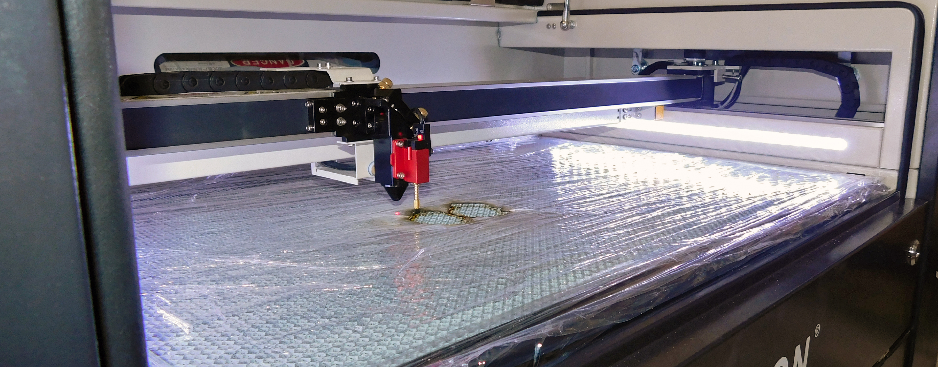 ¿POR QUÉ MI MÁQUINA LÁSER CO₂, CORTA DE UN LADO Y DEL OTRO NO?