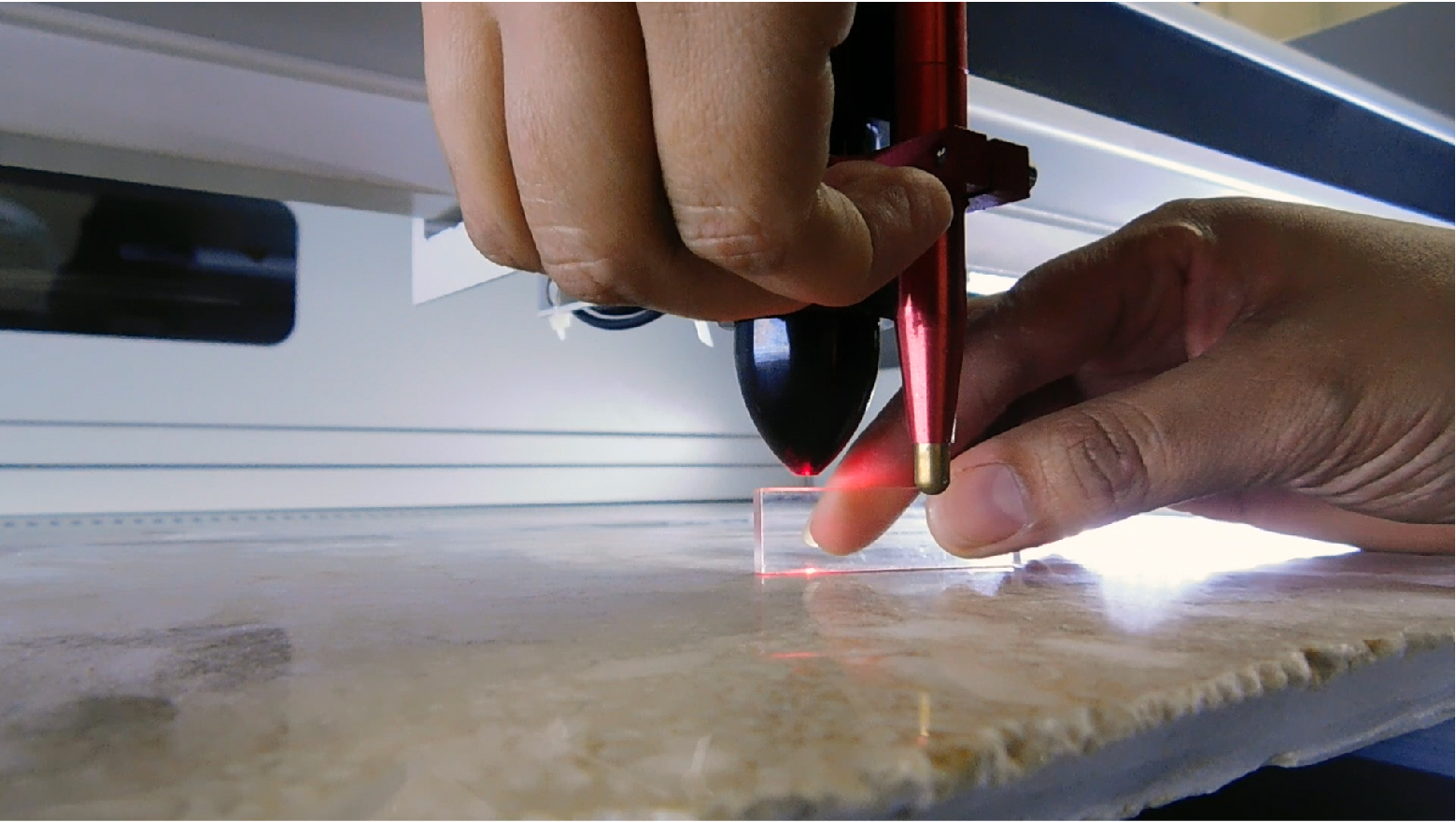 ¿CÓMO PUEDO SABER LA DISTANCIA FOCAL DE MI LENTE LÁSER CO₂?