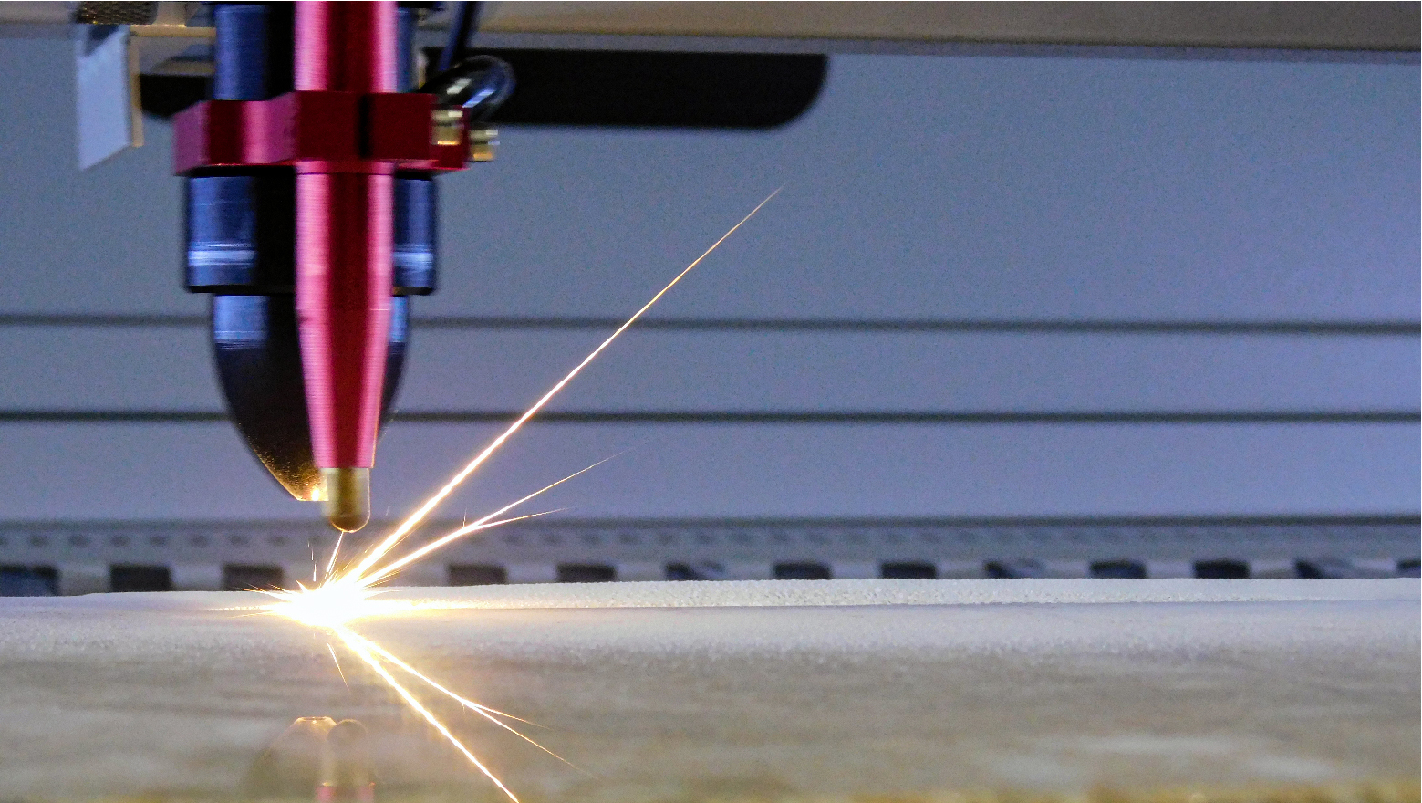 ¿TENGO QUE CENTRAR EL RAYO LÁSER CO₂  A LOS ESPEJOS LÁSER CO₂?